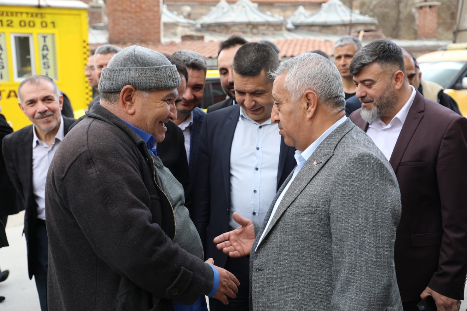 Belediye Başkanı Mehmet Zeybek hemşerileri ile buluşmasını sürdürüyor. Cuma ziyaretinin