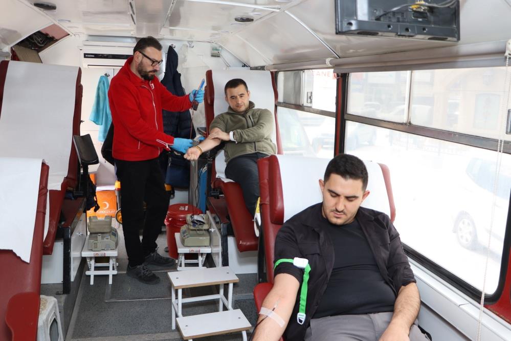 Afyonkarahisar’ın Emirdağ ilçesinde Kızılay tarafından deprem bölgesi başta olmak üzere