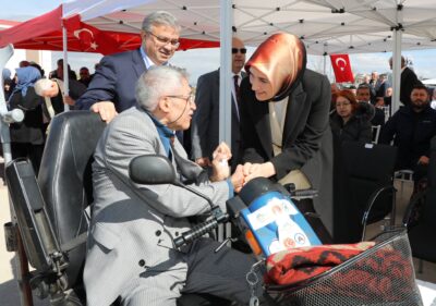 Afyonkarahisar’da 85 engelliye akülü araç teslim töreninde konuşan Vali Kübra