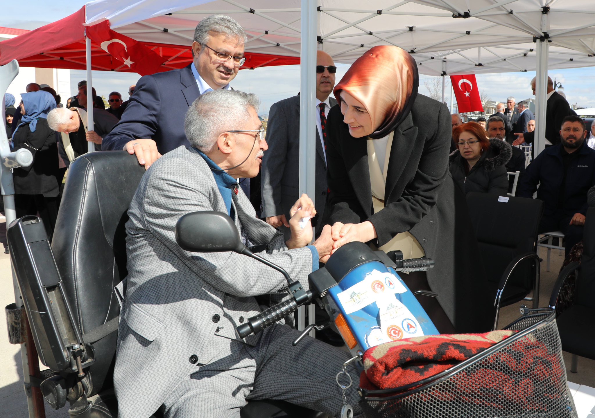 Afyonkarahisar’da 85 engelliye akülü araç teslim töreninde konuşan Vali Kübra