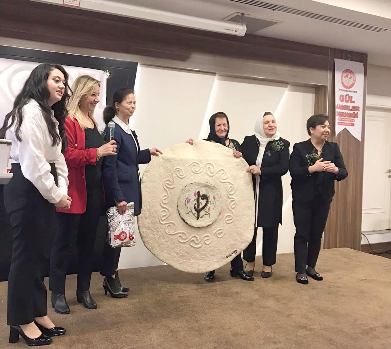 Gül Anneler Derneği tarafından depremzedelere yardım amacıyla bir organizasyon düzenlendi.