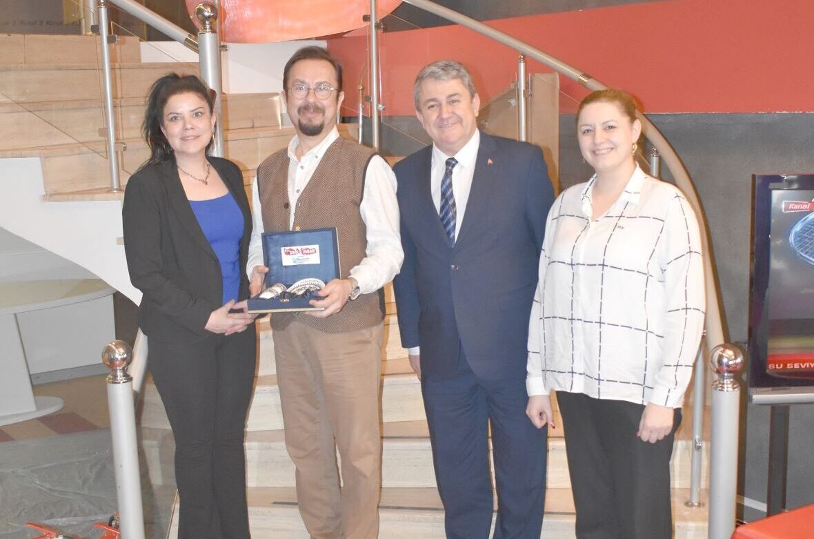Megabirlik Genel Müdürü Adil Öğe’nin sınıf arkadaşı olan Afyonşehir gazetesi