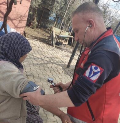 Afyonkarahisar’dan afet bölgesine giden UMKE ekipleri sağlık alanındaki çalışmalarına devam