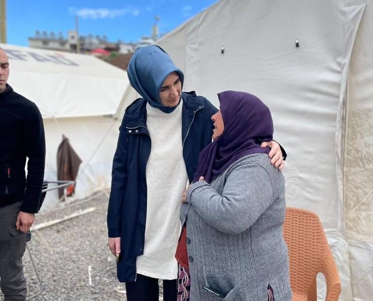 Bir süreliğine deprem bölgesi Hatay Kırıkhan’da görevlendirilen Afyonkarahisar Valisi Kübra