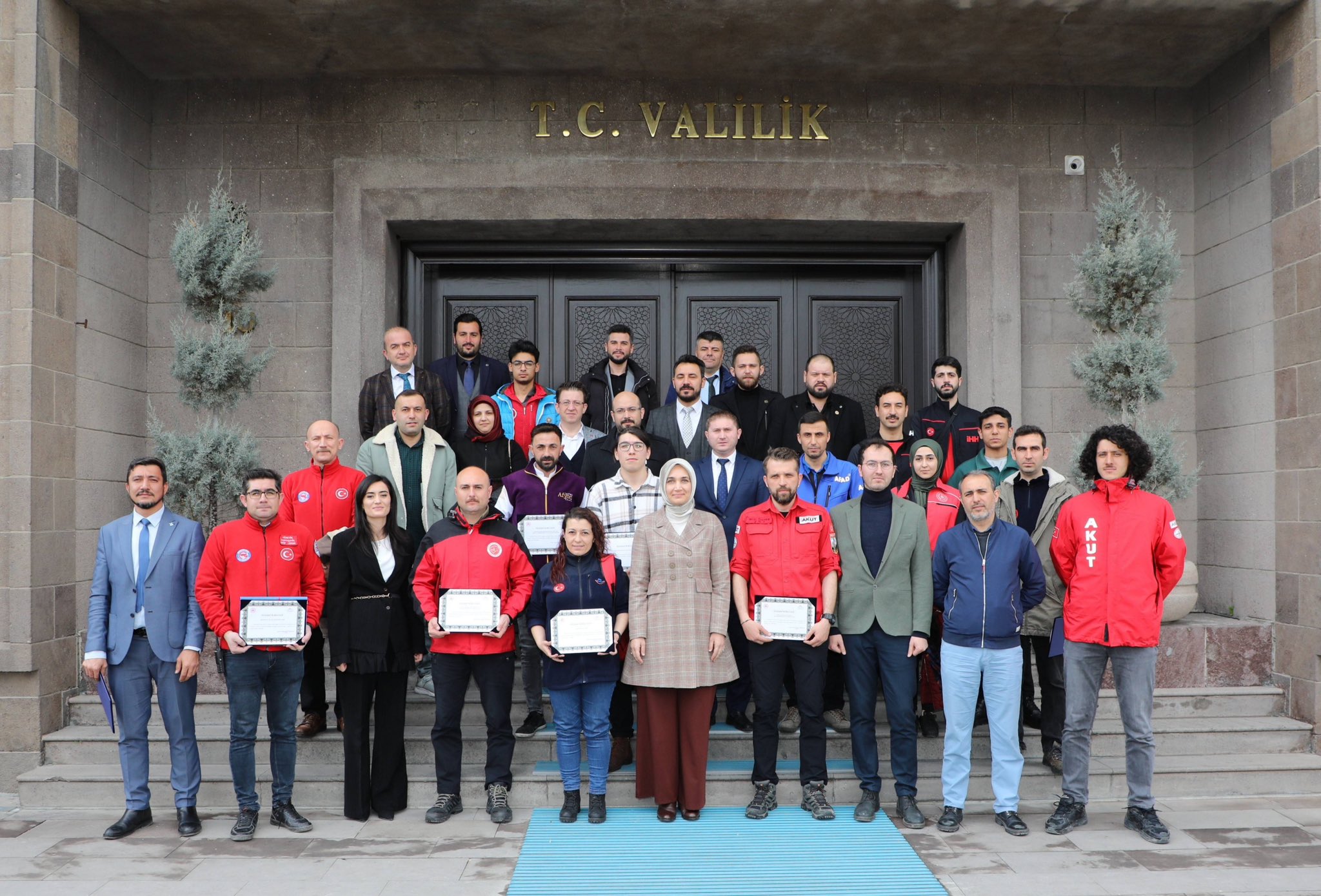 Vali Kübra Güran Yiğitbaşı deprem bölgesinde yürütülen çalışmalara katılan gönüllü