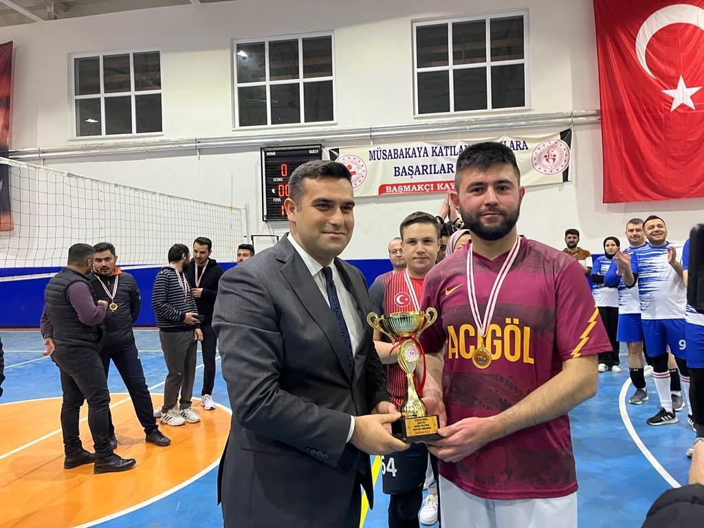 AFYONKARAHİSAR’IN BAŞMAKÇI İLÇESİNDE VOLEYBOL ALANINDA GERÇEKLEŞTİRİLEN ‘ACIGÖL DOSTLUK TURNUVASI’ SONA