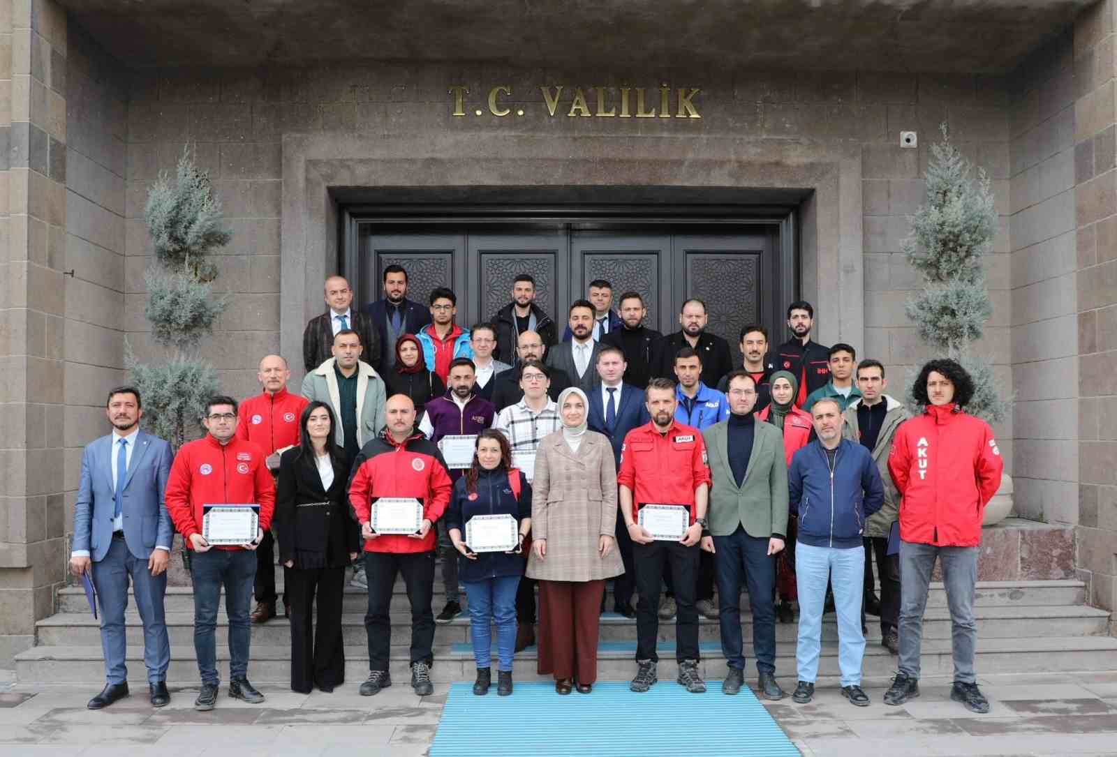 AFYONKARAHİSAR VALİSİ DOÇ. DR. KÜBRA GÜRAN YİĞİTBAŞI, KENTTEN DEPREM BÖLGESİNE