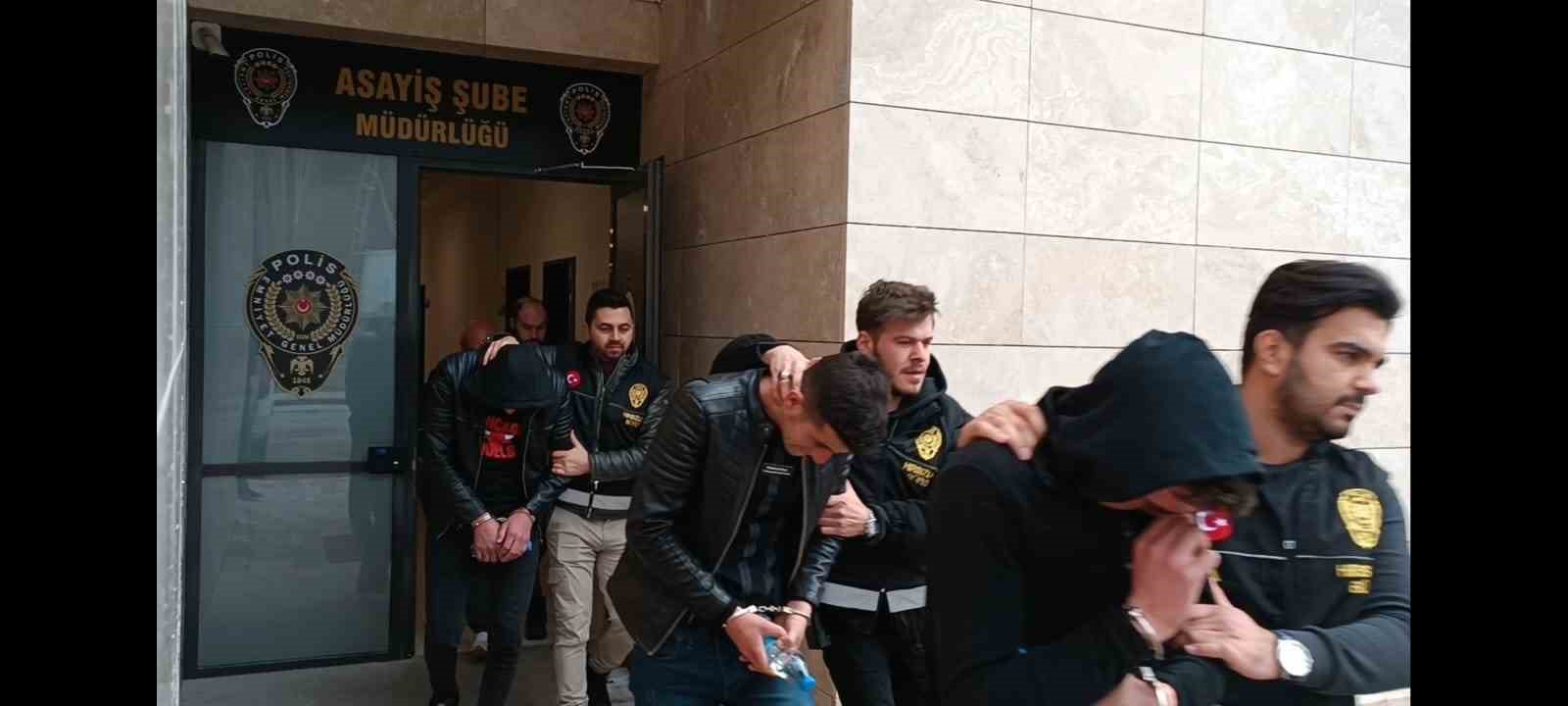 AFYONKARAHİSAR VE KÜTAHYA’DA 3 ARAÇ ÇALAN POLİSİ DÜZENLEDİĞİ BAŞARILI OPERASYONLA