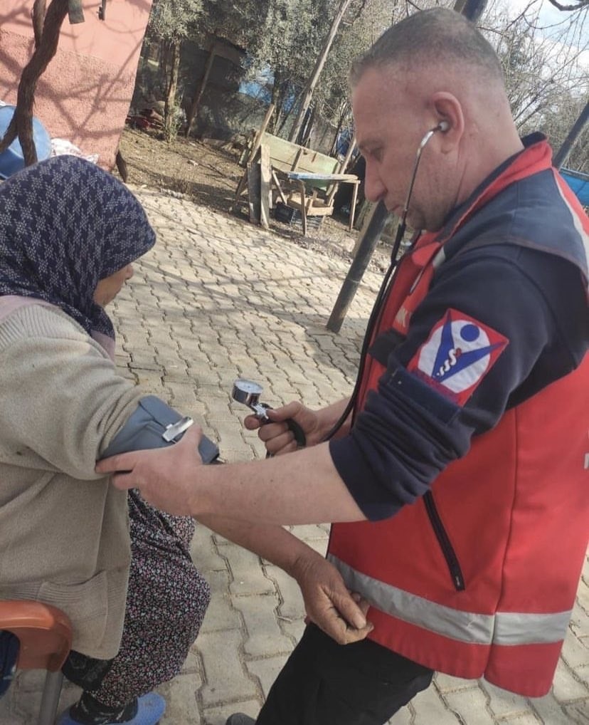 AFYONKARAHİSAR’DAN AFET BÖLGESİNE GİDEN UMKE EKİPLERİ SAĞLIK ALANINDAKİ ÇALIŞMALARINA DEVAM