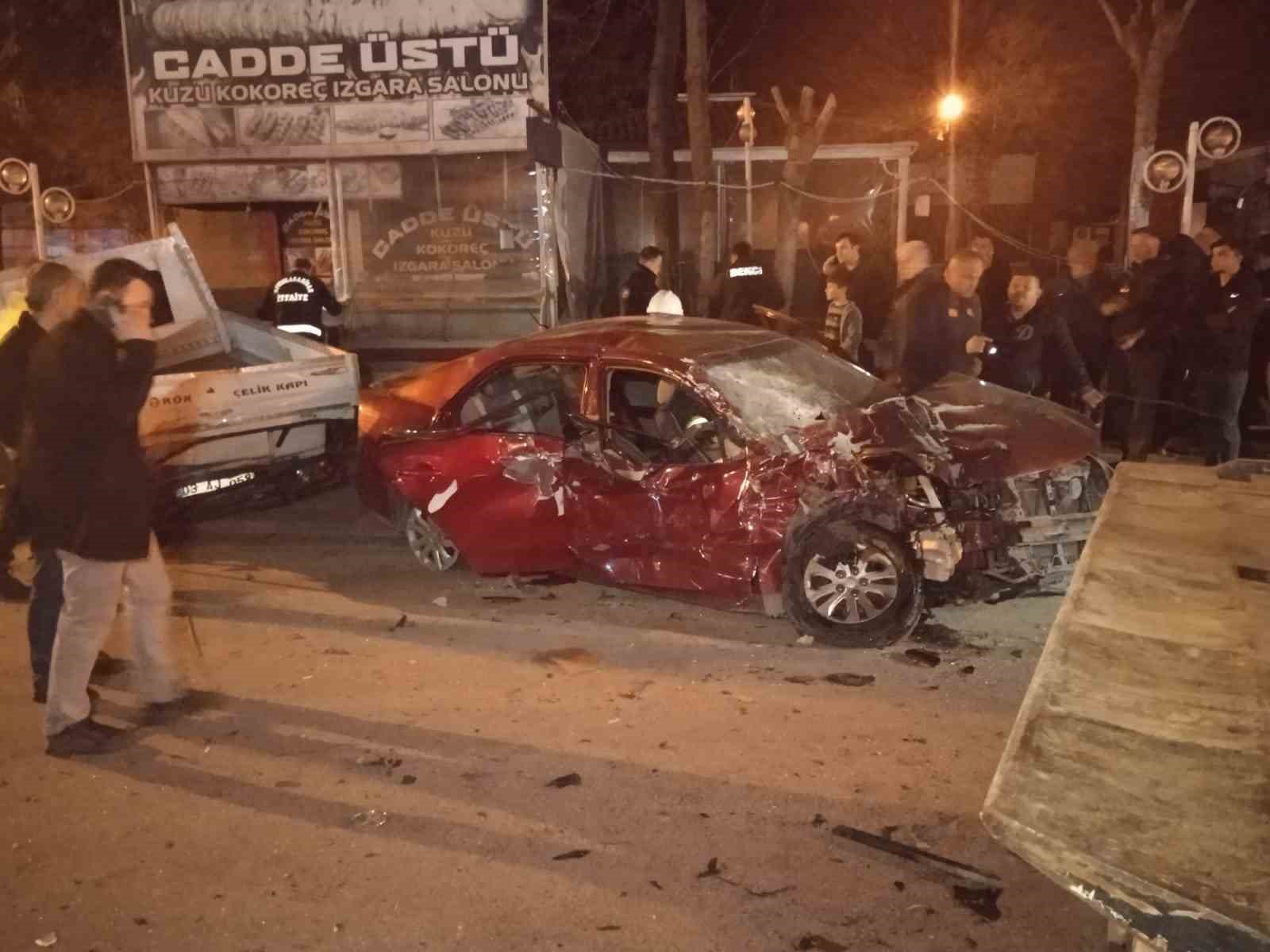 AFYONKARAHİSAR’DA SÜRÜCÜSÜNÜ 16 YAŞINDA OLDUĞU OTOMOBİL KONTROLDEN ÇIKARAK PARK HALİNDEKİ