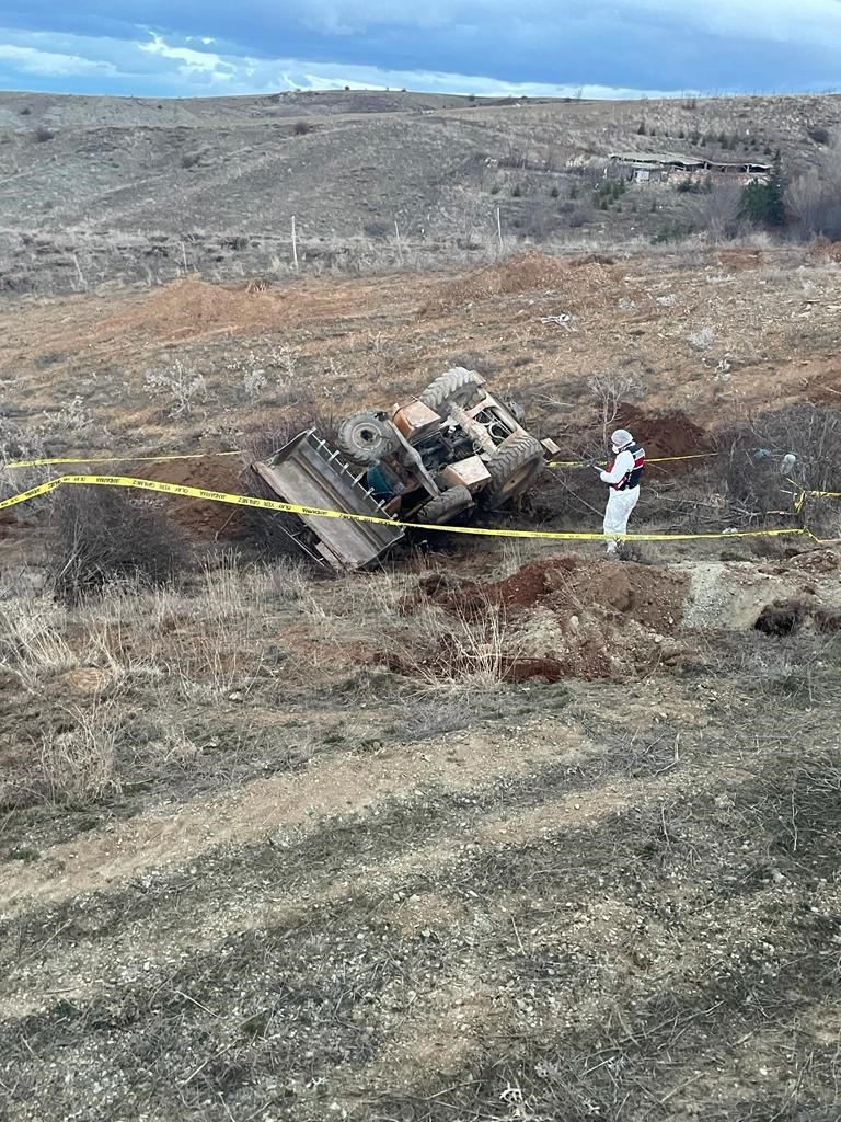 AFYONKARAHİSAR'DA ENGEBELİ ARAZİDE AĞAÇ ÇUKURU KAZDIĞI ESNADA DEVRİLEN KEPÇENİN OPERATÖRÜ
