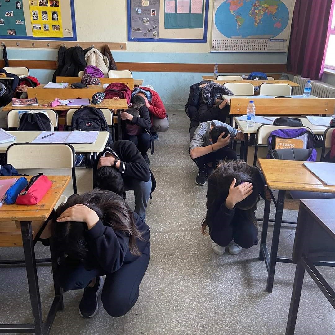 İÇİŞLERİ BAKANLIĞI'NCA TÜRKİYE GENELİNDE YAPILDIĞI GİBİ AFYONKARAHİSAR'IN ŞUHUT FATİH ORTAOKULUNDA,