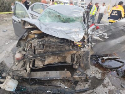 AFYONKARAHİSAR (AA) – Afyonkarahisar'ın Bayat ilçesinde iki otomobilin çarpışması sonucu