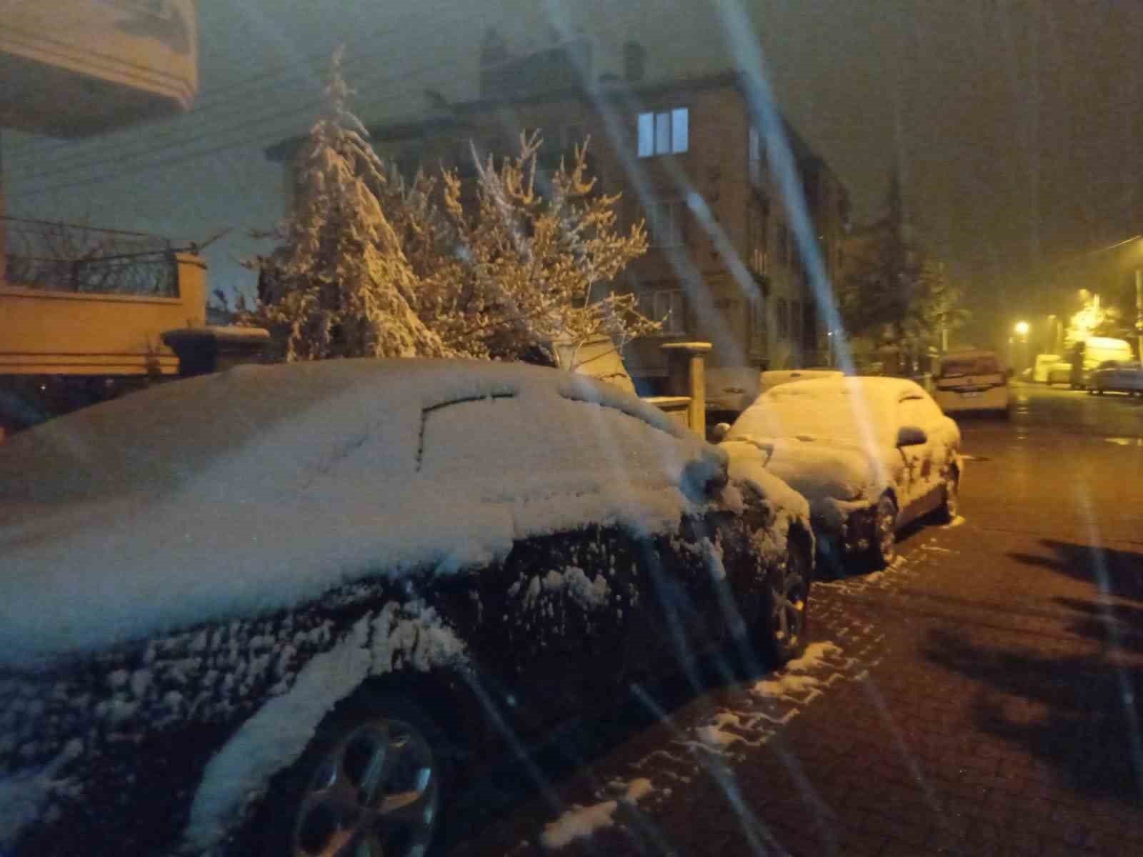 AFYONKARAHİSAR’DA SAHUR VAKTİ BAŞLAYAN KAR YAĞIŞI SONRASI KENT ADETA BEYAZ
