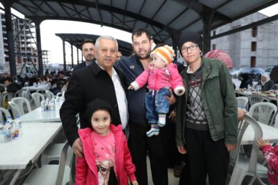 AFYONKARAHİSAR (AA) – Afyonkarahisar Belediye Başkanı Mehmet Zeybek, vatandaşlarla iftarda