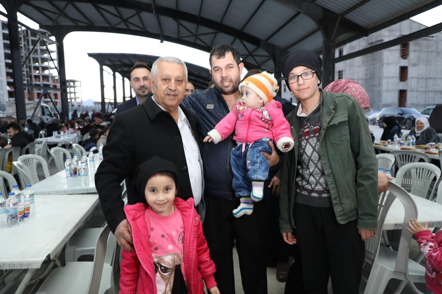 AFYONKARAHİSAR (AA) – Afyonkarahisar Belediye Başkanı Mehmet Zeybek, vatandaşlarla iftarda