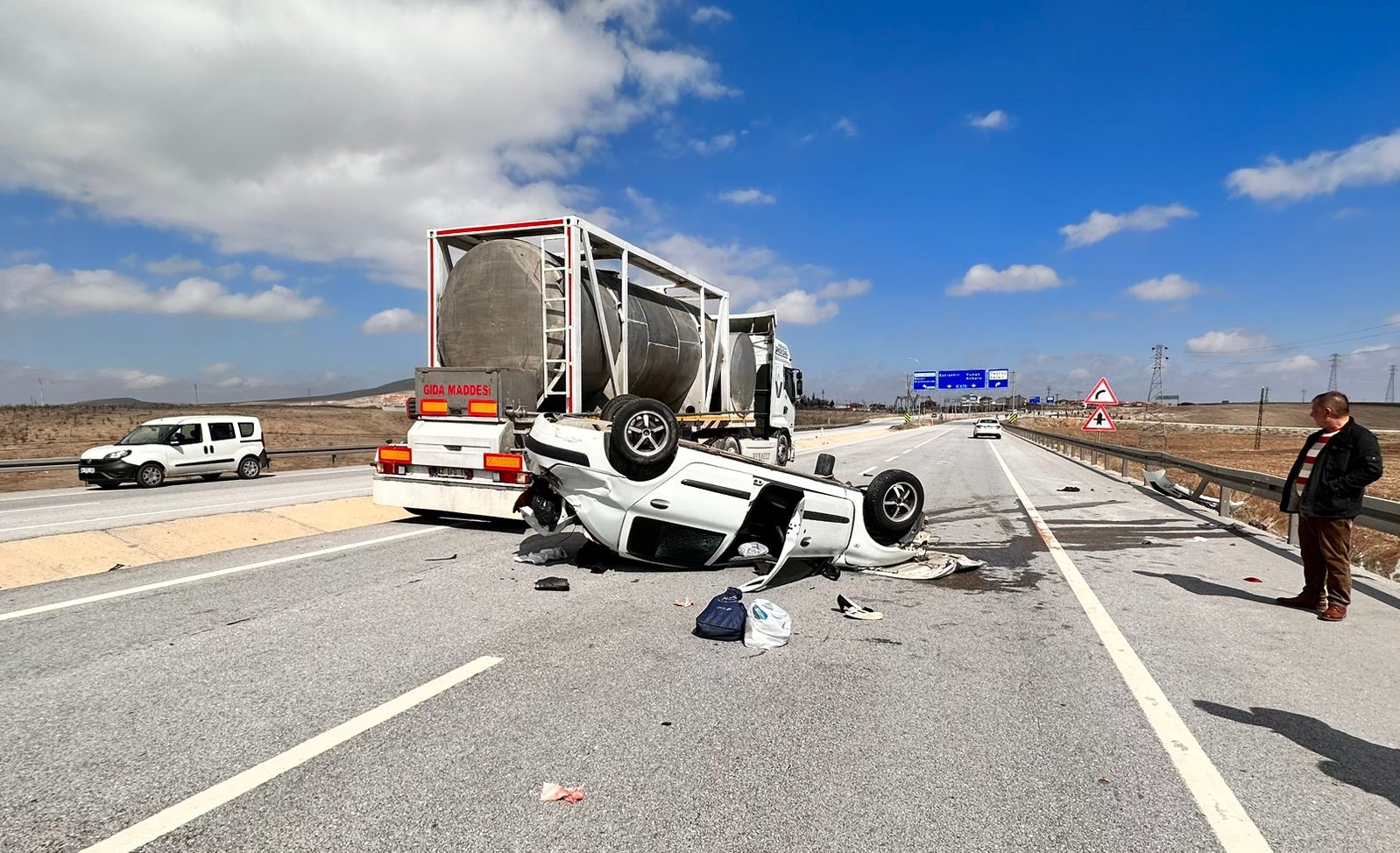 AFYONKARAHİSAR (AA) – Afyonkarahisar'ın Emirdağ ilçesinde devrilen otomobildeki 4 kişi