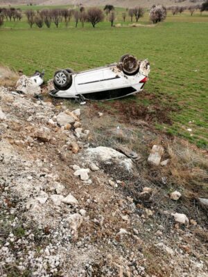 AFYONKARAHİSAR (AA) – Afyonkarahisar'da otomobilin şarampole devrilmesi sonucu yaralanan 5