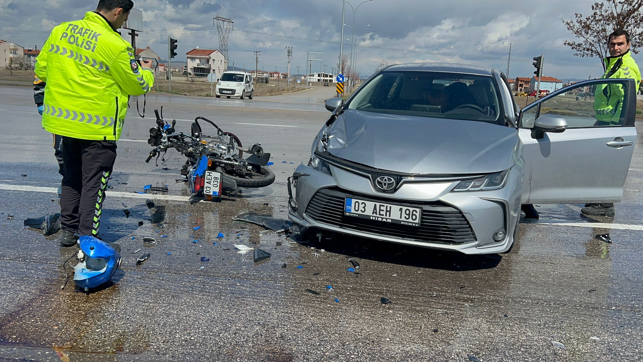 AFYONKARAHİSAR (AA) – Afyonkarahisar'da otomobille çarpışan motosikletin sürücüsü yaralandı. K.O.