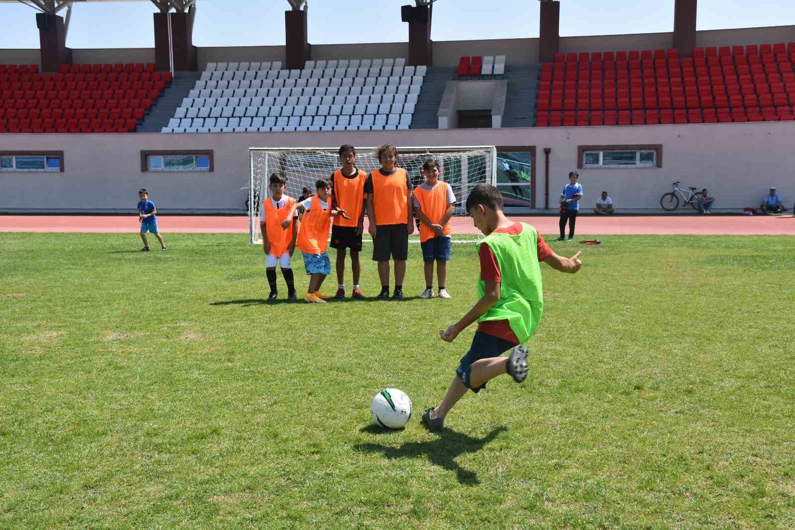 AFYONKARAHİSAR’DA OKUL SPORLARI KARŞILAŞMALARI BUGÜN DÜZENLENEN TENİS MÜSABAKALARI İLE BAŞLADI.