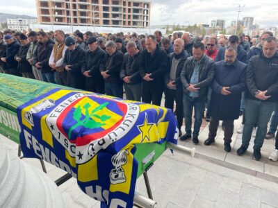 AFYONKARAHİSAR (AA) – Afyonkarahisar'da park halindeki iki araca otomobilin çarpması