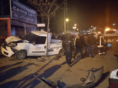 AFYONKARAHİSAR (AA) – Afyonkarahisar'da park halindeki iki araca otomobilin çarpması