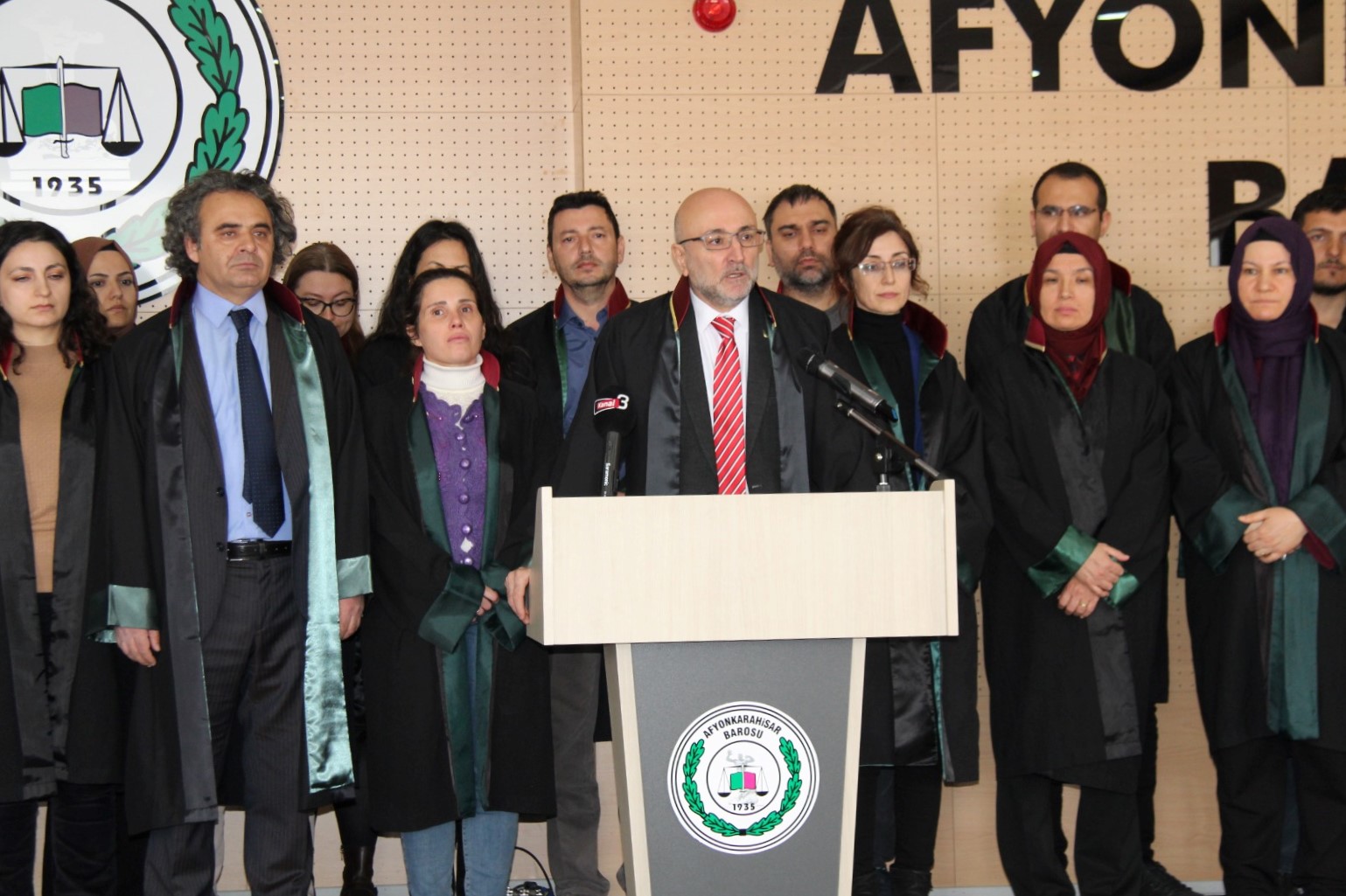 Tüm Türkiye’de eş zamanlı olarak kamu avukatları için basın açıklaması