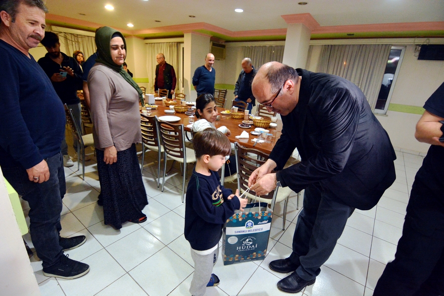 AFYONKARAHİSAR (AA) – Sandıklı ilçesinden deprem bölgesine yardım malzemesi gönderilmeye
