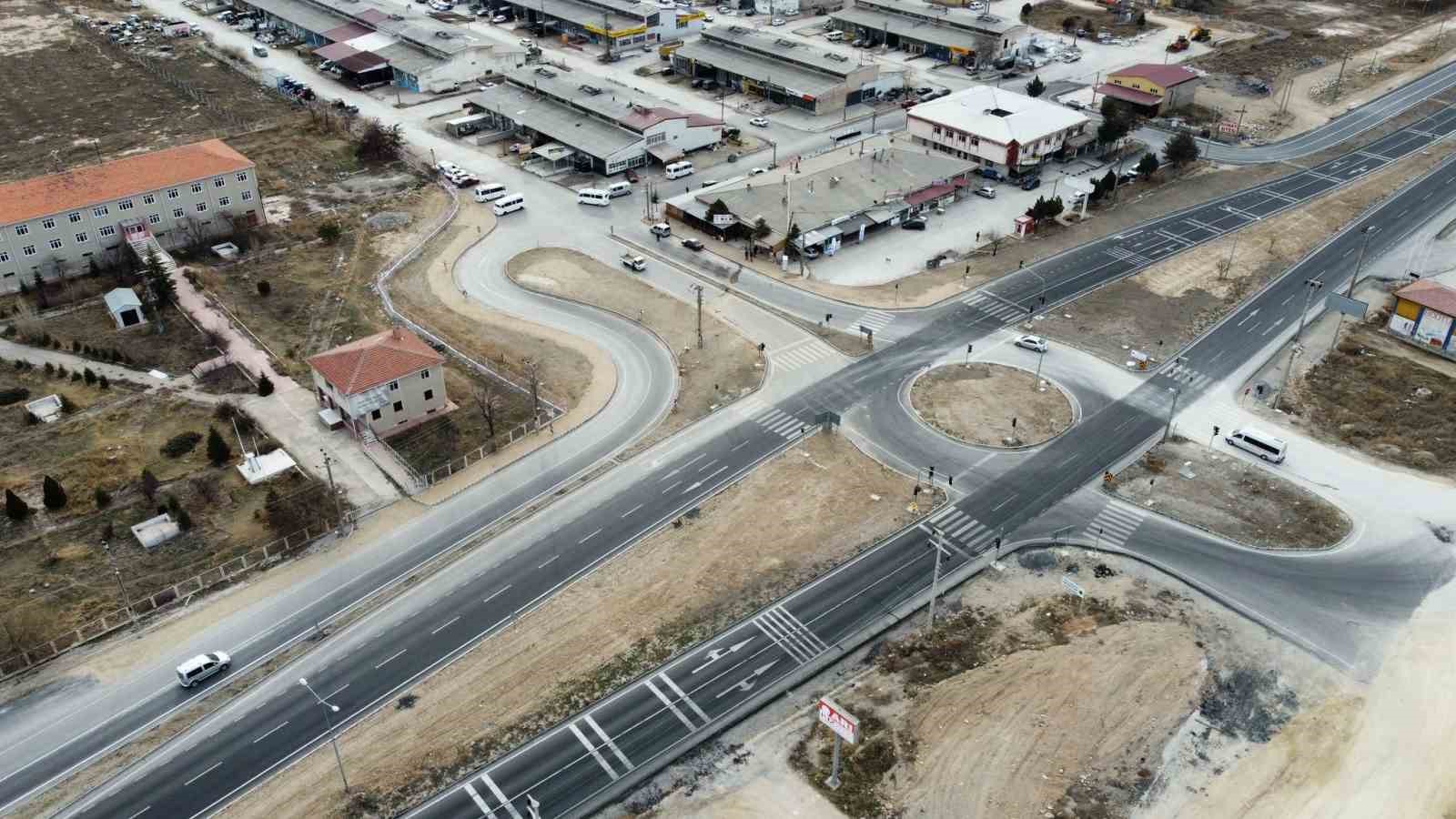 AFYONKARAHİSAR’IN BOLVADİN İLÇESİNDE SERVİS YOLUNA YAPILAN KAVŞAK, BİRÇOK KAZAYA DAVETİYE