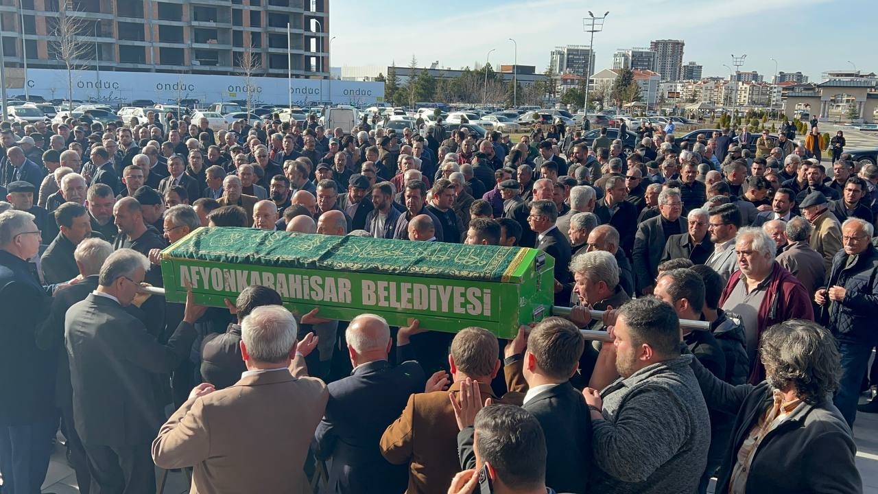 CHP AFYONKARAHİSAR MİLLETVEKİLİ BURCU KÖKSAL’IN VEFAT EDEN BABASI GÖZYAŞLARI ARASINDA