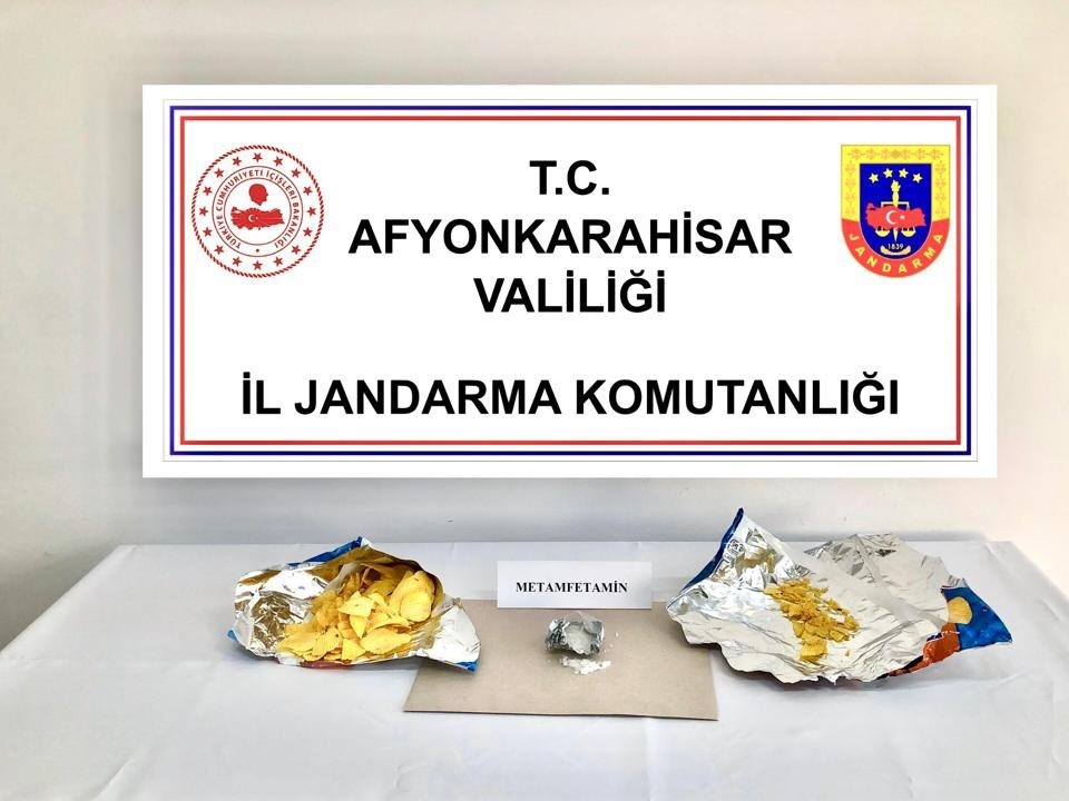AFYONKARAHİSAR’DA DURDURULAN BİR OTOMOBİLDE NARKOTİK KÖPEĞİ İLE ARAMA YAPAN JANDARMA