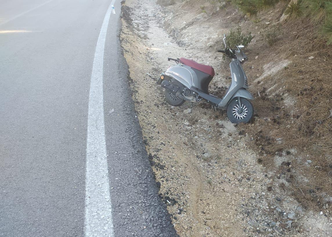 AFYONKARAHİSAR’DA KONTROLDEN ÇIKARAK YOL KENARINDAKİ REFÜJE DEVRİLEN MOTOSİKLETTE İKİ KİŞİ