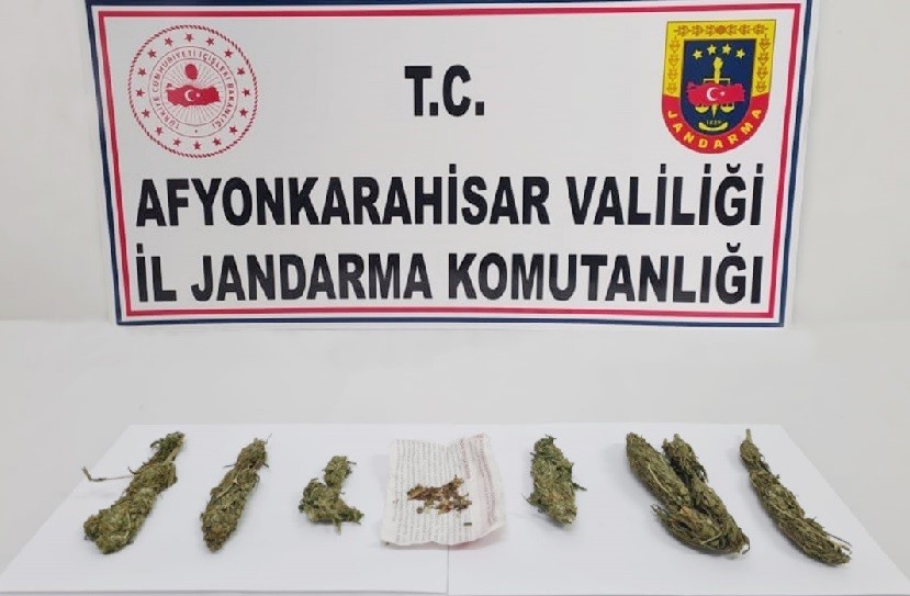 AFYONKARAHİSAR’DA JANDARMA TARAFINDAN GERÇEKLEŞTİRİLE YOL UYGULAMASINDA DURDURULAN BİR OTOMOBİLDE 100