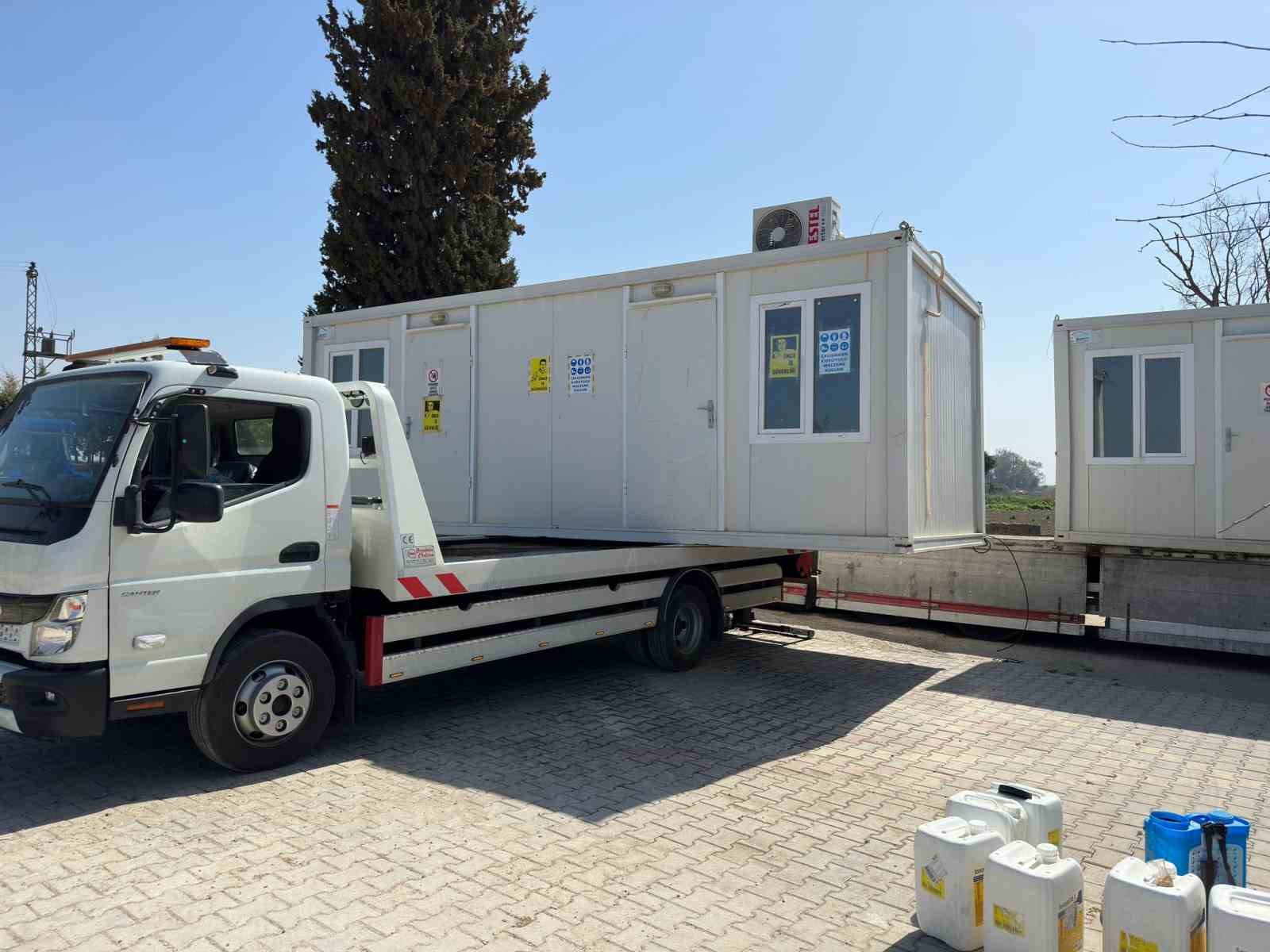 AFYONKARAHİSAR’DAN AFET BÖLGESİNE KONTEYNIR GÖTÜREN BİR FİRMANIN TEMSİLCİSİ BÖLGEDEKİ VİNÇ