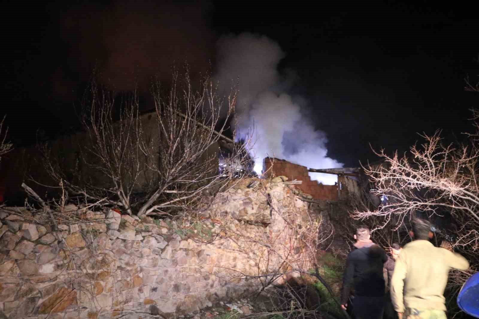 AFYONKARAHİSAR’IN SANDIKLI İLÇESİNDE 2 KATLI AHŞAP EVLERDE ÇIKAN YANGIN KORKU