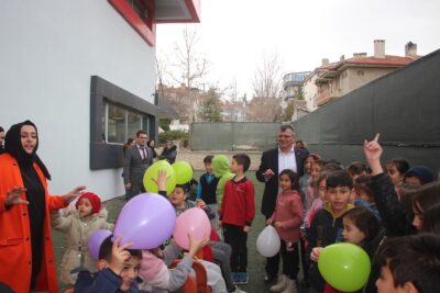 Emirdağ Belediyesi’nin öğrencilerin hizmetine sunduğu Gençlik Merkezi’ndeki kurslar ve eğitim