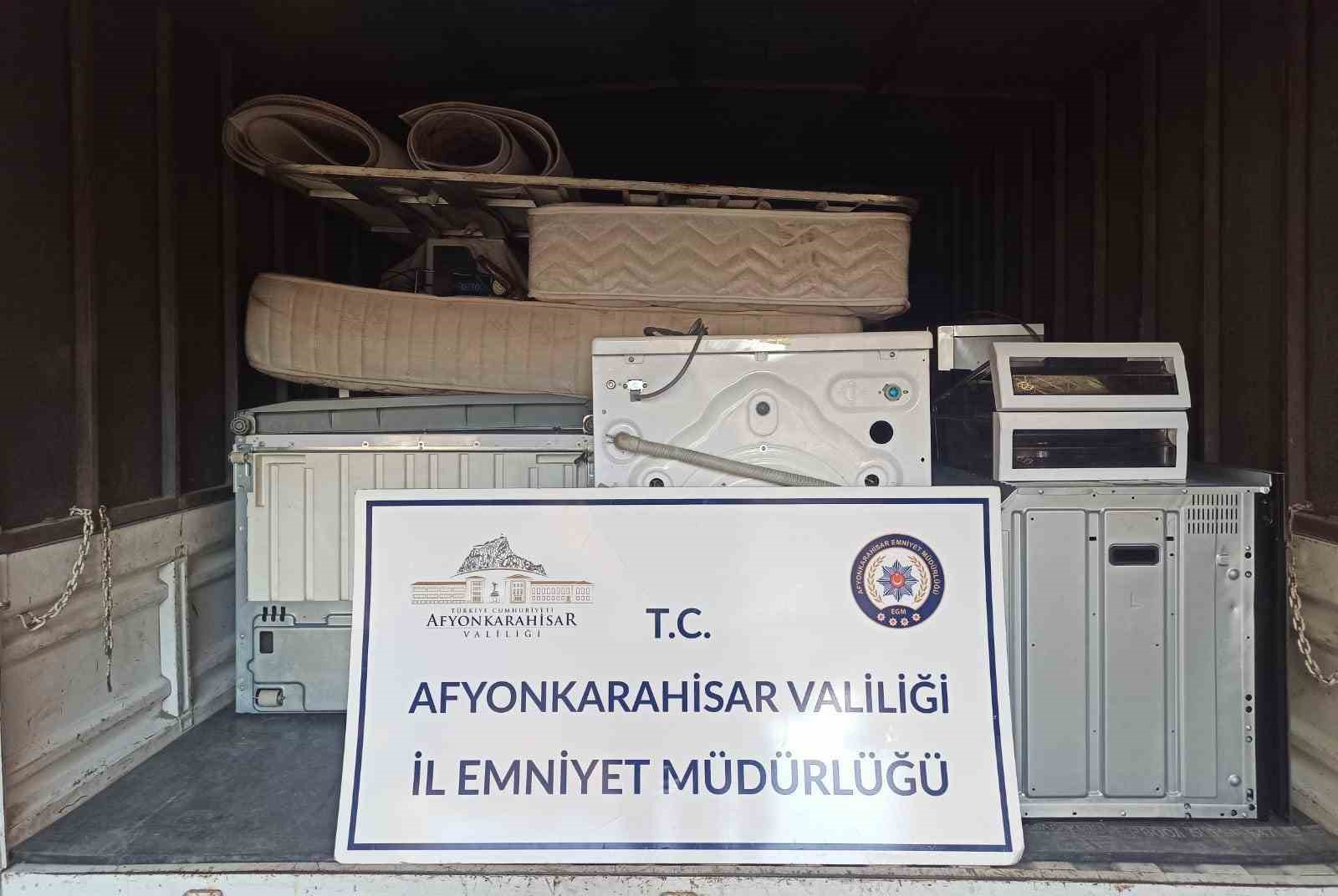 AFYONKARAHİSAR’DA GİRDİKLERİ EVLERDEN BEYAZ EŞYA, YATAK YORGAN, KAHVE MAKİNESİ VE