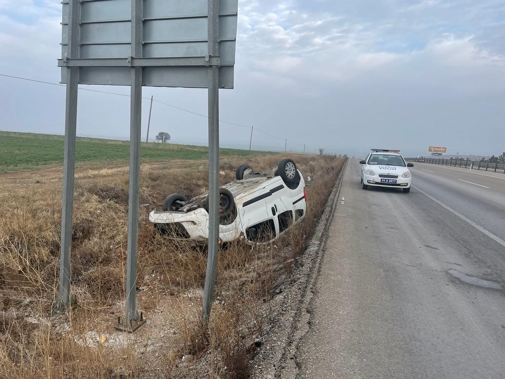 AFYONKARAHİSAR’DA KONTROLDEN ÇIKAN HAFİF TİCARİ ARACIN TAKLA ATMASI SONUCU MEYDANA