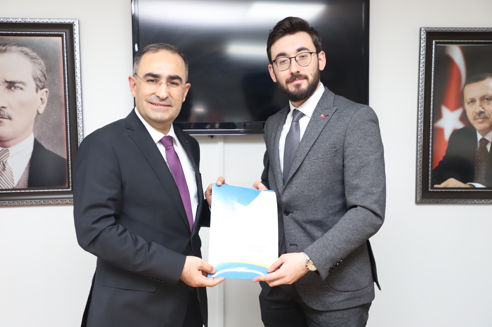   Siyasi parti milletvekili aday adayları, adaylıklarını duyurmaya devam ediyor.