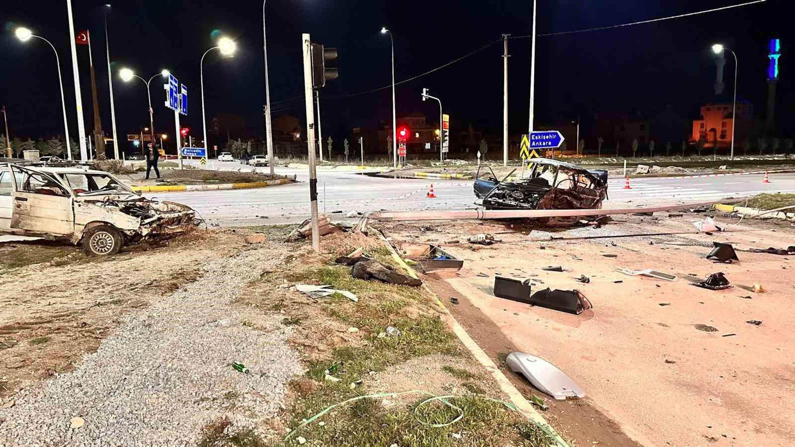 AFYONKARAHİSAR’DA BİRİ TOFAŞ MARKA İKİ OTOMOBİLİN KARIŞTIĞI TRAFİK KAZASINDA 3