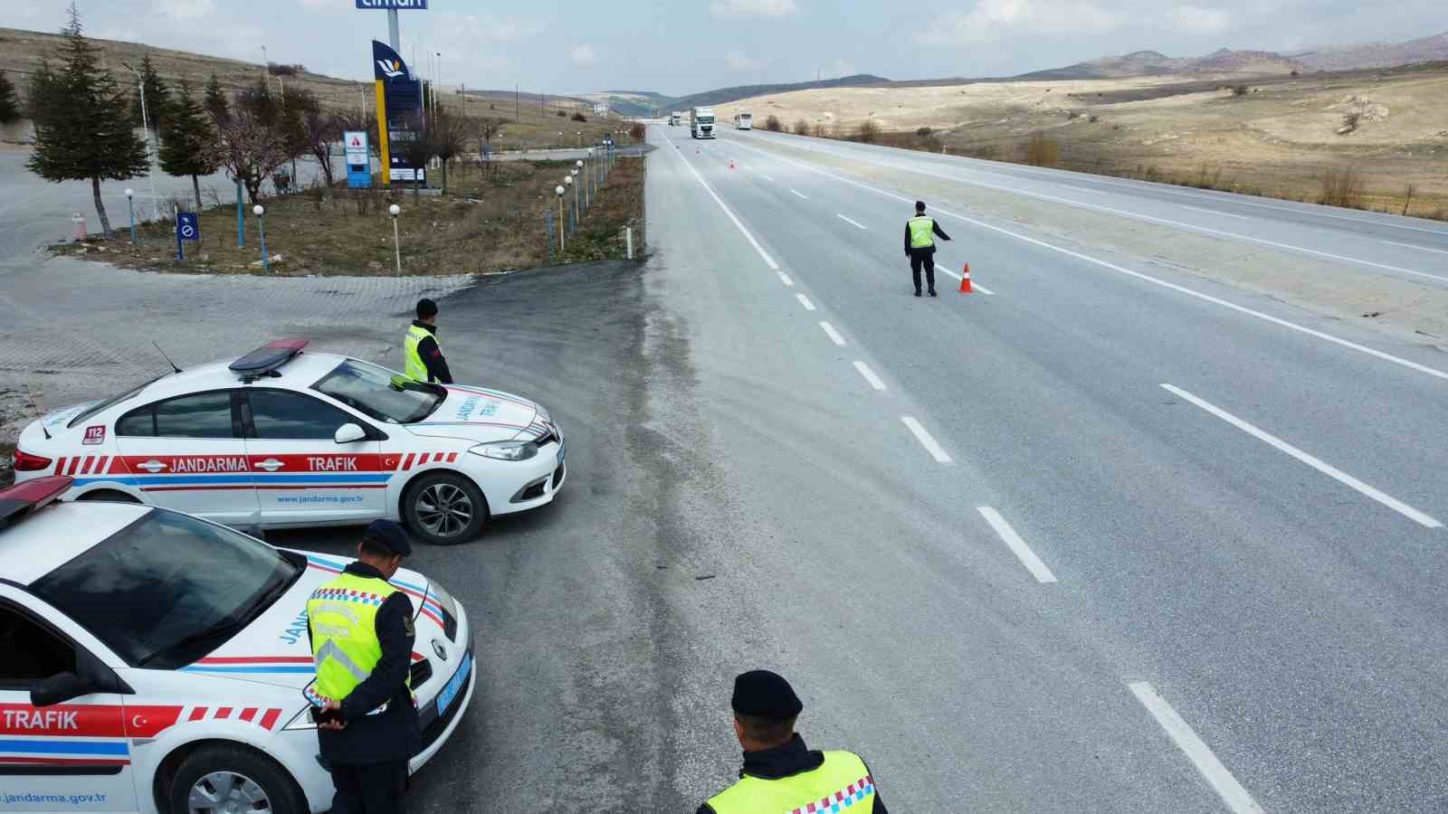 AFYONKARAHİSAR’IN BOLVADİN İLÇESİNDE JANDARMA TRAFİK TİMLERİ TARAFINDAN GERÇEKLEŞTİRİLEN DRON DESTEKLİ