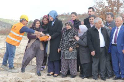 Demirli köyünde Frigya Kadın Ürünleri Pazarı’nın temel atma merasiminde konuşan