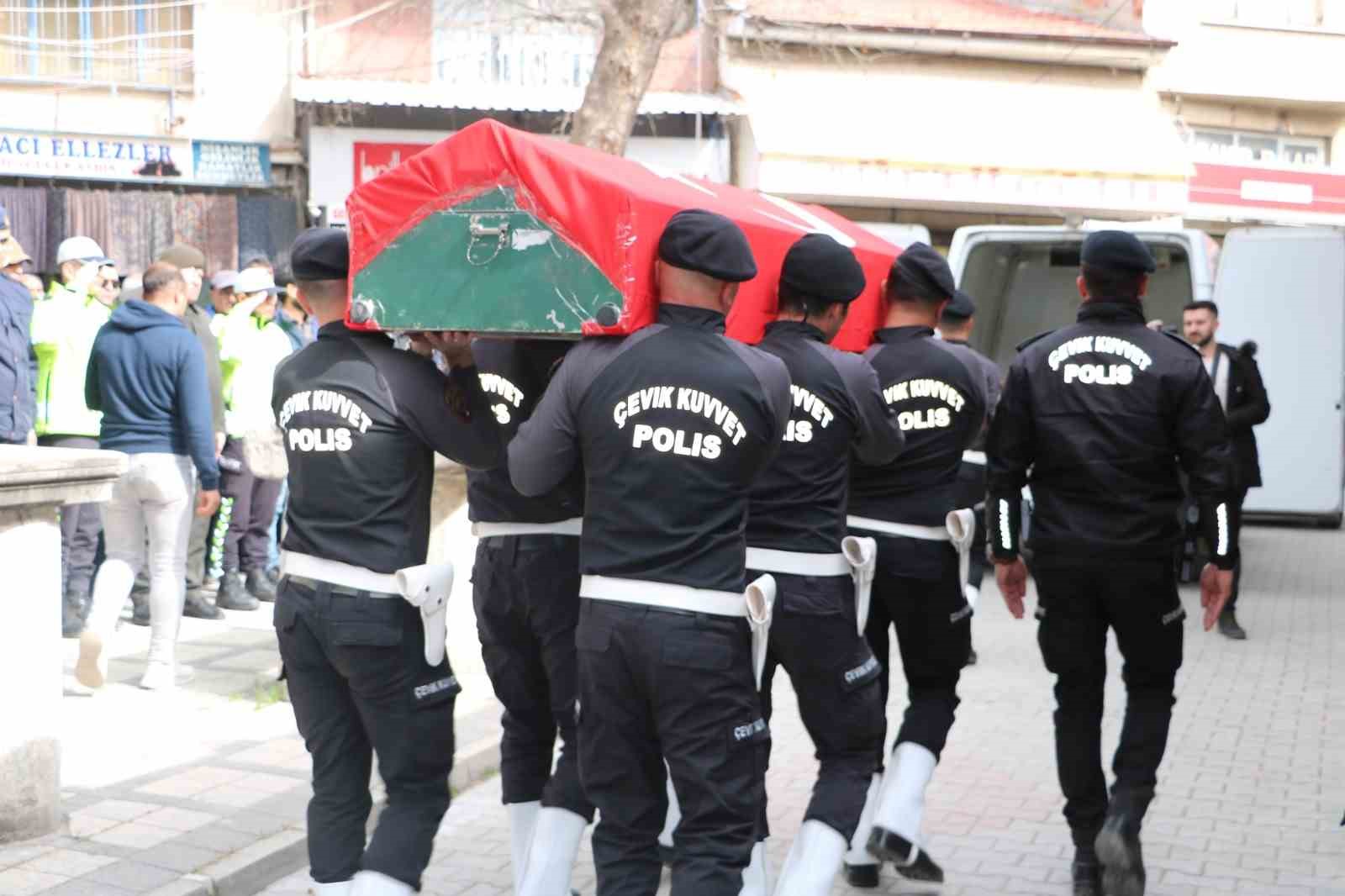 DENİZLİ’DE GÖREVDEYKEN KALP KRİZİ GEÇİREREK YAŞAMINI YİTİREN 53 YAŞINDAKİ POLİS