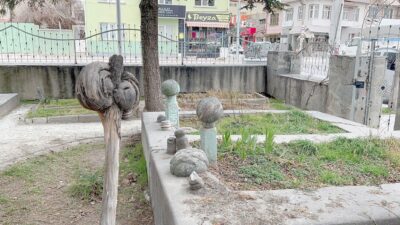 Afyonkarahisar’ı Bolvadin ilçesinde mezarının başındaki ağaçta açan kavukla bilinen Kadı
