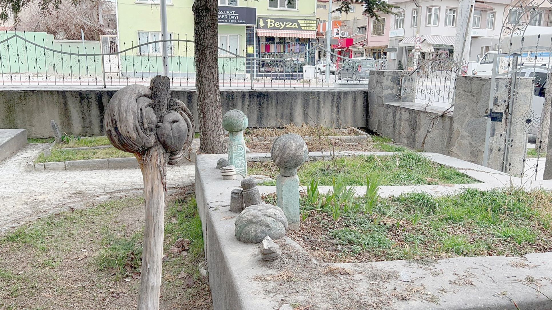 Afyonkarahisar’ı Bolvadin ilçesinde mezarının başındaki ağaçta açan kavukla bilinen Kadı
