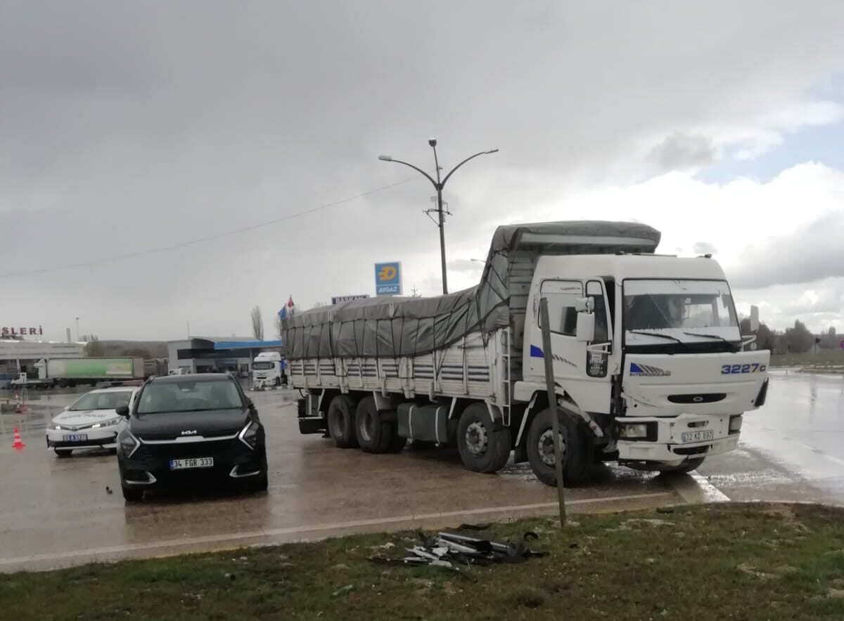 Afyonkarahisar’da meydana gelen trafik kazasında 2 kişi yaralandı. Edinilen bilgilere