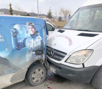 Afyonkarahisar’da iki aracın çarpışması sonucu 5 kişi yaralandı Edinilen bilgilere
