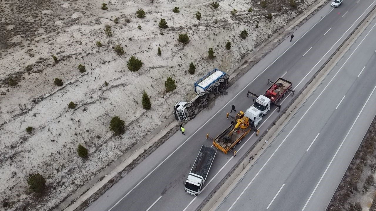 AFYONKARAHİSAR’DA KONTROLDE ÇIKAN BİR TANKER DEVRİLİRKEN, ÖLEN YA DA YARALANANIN