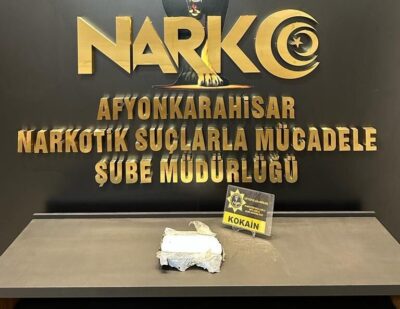 Afyonkarahisar’da otomobilin airbag (hava yastığı) kapağının altına saklanan kokainin taşınma
