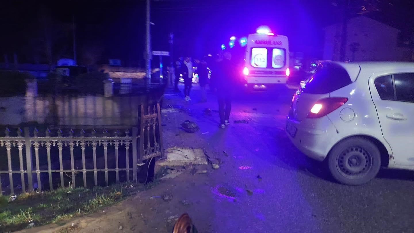 AFYONKARAHİSAR’DA KONTROLDEN ÇIKAN OTOMOBİL KÖPRÜ BARİYERLERİNE ÇARPARAK DURABİLDİ. KAZADA ARAÇ